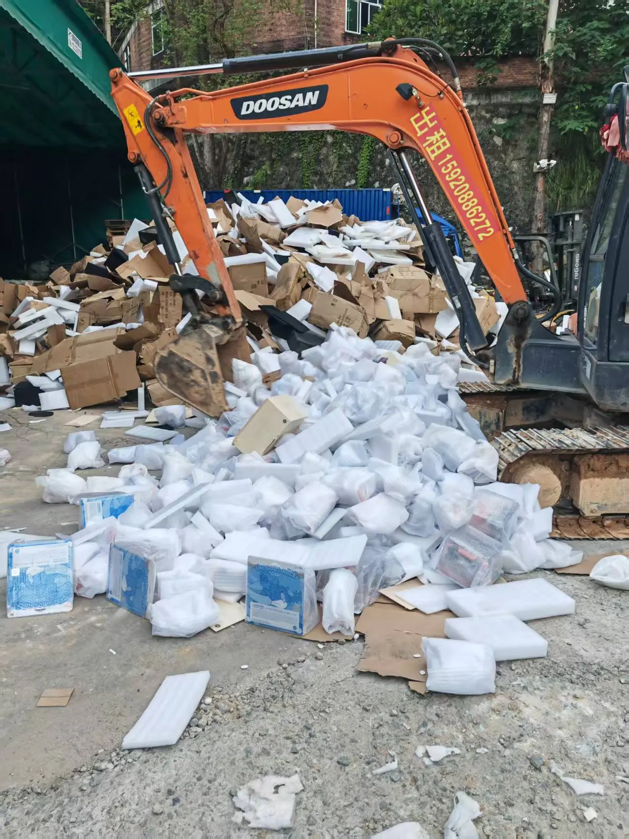 广东益福包装废弃物销毁处理-挖掘机作业